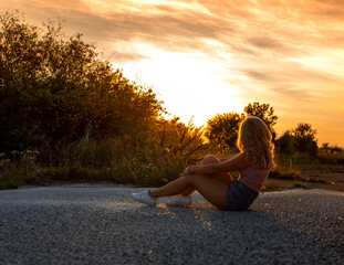 Fototapeta na wymiar Girl and sunset
