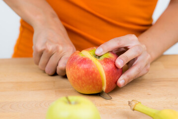 frau schneidet apfel