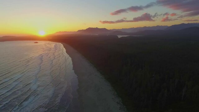Tofino Vancouver Island, Kanada, zach&oacute;d słońca, wybrzeże z lasem i falami, plaża z drona, Canada, sunset, coast with forest and waves, beach from a drone, Tofino and Ucluelet in Vancouver Island