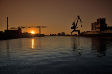 Fototapeta premium Sonnenuntergang an einem Hafen