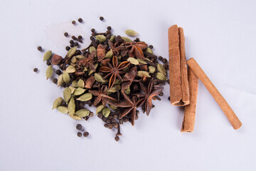 Té chai, un té especiado con canela. Original de la India, este té lleva las más selectas especias como pimienta, clavo, cardamomo... que la convierten en única. Fotografía en estudio con fondo blanco