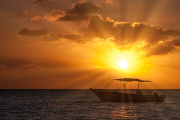 Sonnenuntergang mit Fischerboot im indischen Ozean, Mauritius 