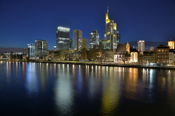 Fototapeta na wymiar Die Frankfurter Wolkenkratzer zur Blauen Stunde mit dem Main 
