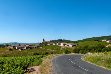 Le village de Saint-Joseph-en-Beaujolais dans le vignoble du Beaujolais dans le département du Rhône en France