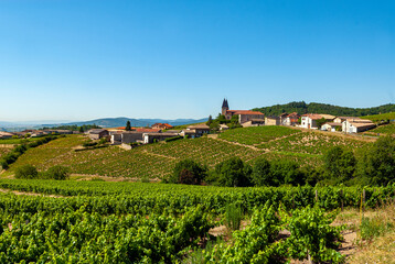 Le village de Saint-Joseph-en-Beaujolais dans le vignoble du Beaujolais dans le département du...