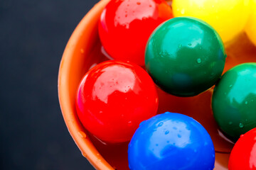 赤青黄色のカラフルなボールと黒バック