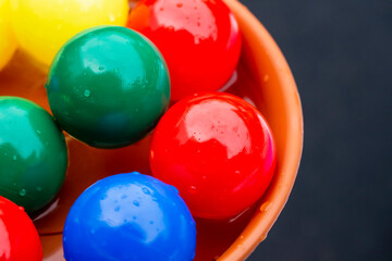 赤青黄色のカラフルなボールと黒バック