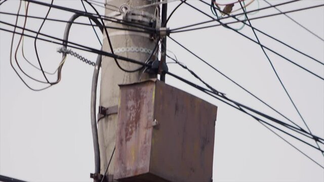 Electrical power distribution structure. Wire cable clutter