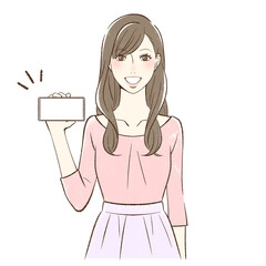 笑顔でスマホの画面を見せる正面向きの女性＿横持ち