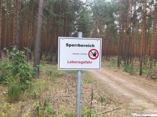 schild achtung sperrbereich betreten verboten am wald 