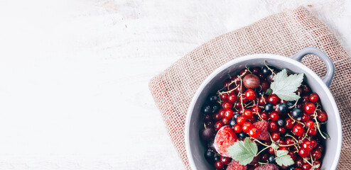 Obraz na płótnie Canvas mixed berries in a bowl