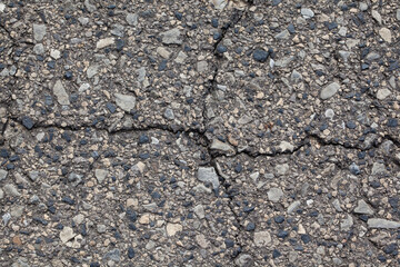 Spękana asfaltowa nawierzchnia drogi. - obrazy, fototapety, plakaty