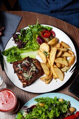 pork ribs, fried potatoes, salad mix
