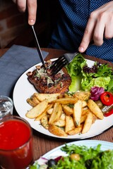 pork ribs, fried potatoes, salad mix
