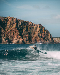 Surfeando las olas de Menorca