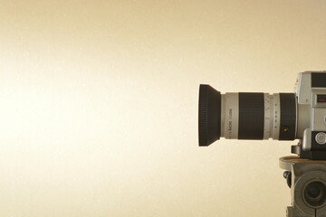 アンティーク 8mm フィルムカメラとフランス製 三脚をレイアウト（明るい壁と コピースペース）