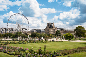 Berühmter Park &quot Jardin des Tuileries&quot  mit Riesenrad neben dem Louvre-Museum
