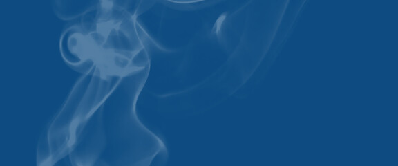 Fototapeta premium Hintergrund in Classic blue - Farbe des Jahres 2020 - mit Rauch