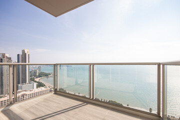 Fototapeta na wymiar The glass balcony overlooks the sea.
