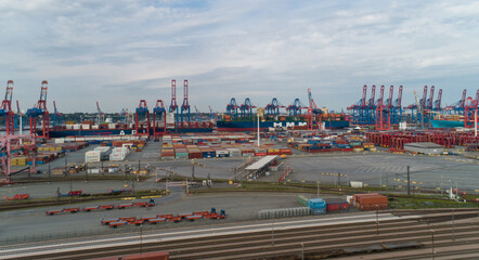 Luftaufnahme vom Container Terminal Eurogate Burchardkai in Hamburg, Beladen und Entladen von diversen Reederei Containern und der Hamburger Güterbahnhof