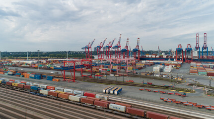 Luftaufnahme vom Container Terminal Eurogate Burchardkai in Hamburg, Beladen und Entladen von diversen Reederei Containern und der Hamburger Güterbahnhof