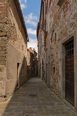 Verlassene Straße in der Altstadt von Anghiari in der Toskana in Italien 