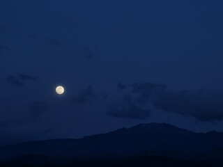 volcan y luna de noche