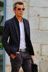 Portrait d'homme debout
