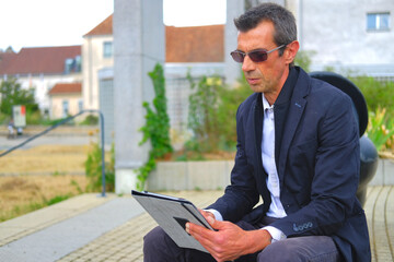 Portrait d'homme, utilise tablette 