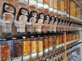 Distributeurs manuels de nourriture dans un supermarché 