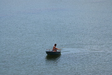 Mężczyzna w łodzi łowi ryby - Jezioro Czorsztyńskie, Polska