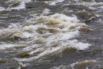 Obraz premium 増水して激しく流れる川