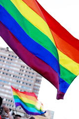 banderas gay de arcoiris ondeando en el aire