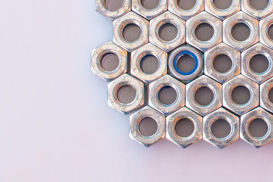 tuercas sobre fondo blanco