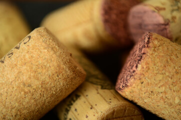 conjunto de corchos de vino tinto, corchos de vino, detalle de corchos de vino tinto