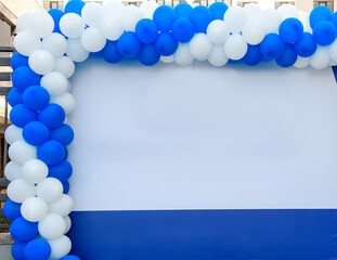 Decorative wall from blue and white balloons