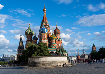 Obraz premium city view of the old kremlin on a beautiful temple and a large square against the sky with clouds