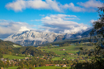 Fototapeta na wymiar Landschaft mit Bergen und Dorf in Bayern in Deutschland