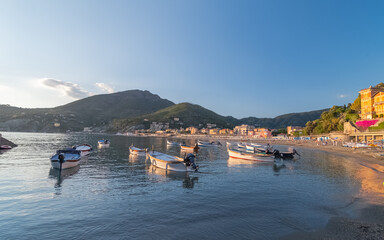 Fototapeta na wymiar Plage de Levanto, Ligurie, Italie. Village de pêcheurs à proximité des Cinque terre. 