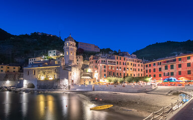 Port de Vernazza de nuit, village des Cinque terre inscrit au patrimoine mondial de l'Unesco. Village coloré d'Italie.