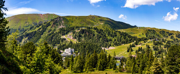 Seen Rundweg auf der Turracher H&ouml;he mit Blick auf den Biosph&auml;renpark Nockberge ein blauer Himmel in K&auml;rnten, Panorama.
