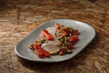 leichtes Grill Rezept mit Schwein, Wassermelone und Chimichurri auf Holztisch mit braunem Hintergrund