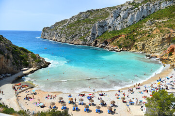 Fototapeta premium playa de aguas cristalinas en el mar mediterraneo