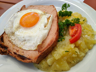 Bayrischer Kartoffelsalat mit Leberkäse und Spiegelei 