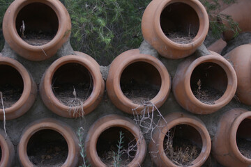 Tinajas alfareria apiladas  con tierra dentro y unidas con mezcla y cemento