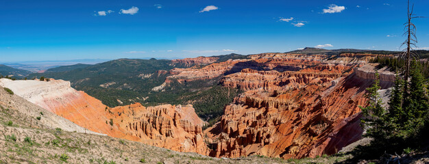 Fototapeta premium Beautiful landscape saw from Ramparts Trail of Cedar Breaks National Monument