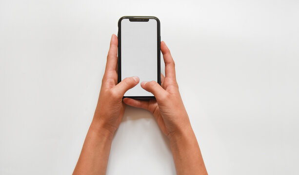 mani telefono smartphone scrivere messaggio pubblicit&agrave; telefono cellulare 