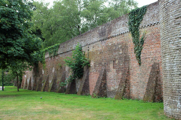 Fototapeta na wymiar Teil einer alten Stadtmauer in den Niederlanden. Amersfoort
