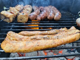 Grillfleisch auf einem Brikett Grill