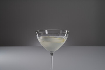 Spargel Martini auf weißer reflektierender Oberfläche mit grauem Hintergrund
